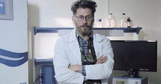 Copertina di Scienziato trovato morto in mutande dopo un volo dal 14esimo piano: “Lavorava al vaccino Covid, sul corpo ferite da arma da taglio”