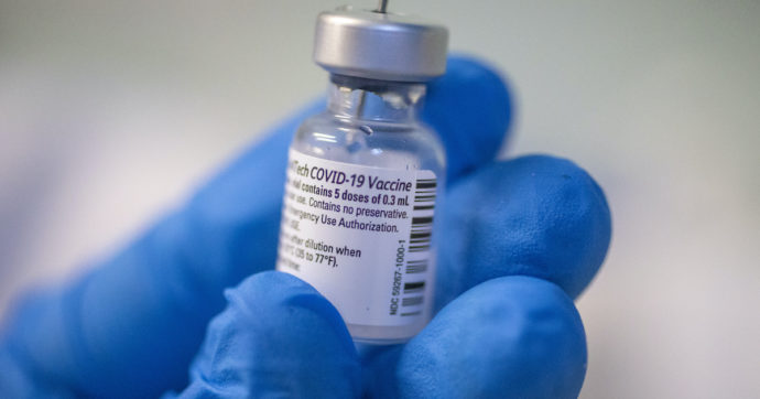 “Vaccino Pfizer genera immunità nel 99% delle persone con la prima dose”: lo studio dal Regno Unito