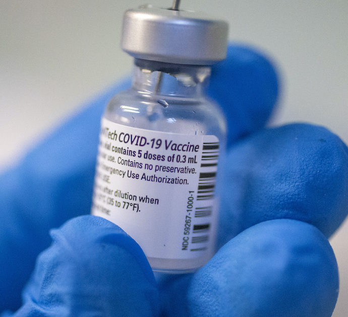 Truffa online sul vaccino Pfizer, attenzione a questa mail: con la scusa di un sondaggio ruba denaro e dati personali