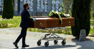 Copertina di Al cimitero Flaminio di Roma non ci sono più posti per la cremazione: “Picco di morti, non possiamo accettarne più di 200 alla settimana”