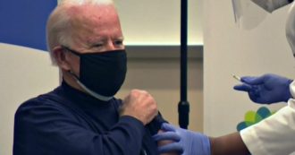 Usa, il video di Joe Biden che riceve il vaccino anti-Covid in diretta televisiva insieme alla moglie Jill