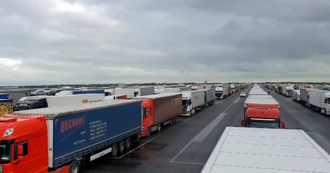 Variante Covid, migliaia di camion bloccati nel Regno Unito in attesa di andare in Francia: ecco le impressionanti code all’aeroporto di Manston