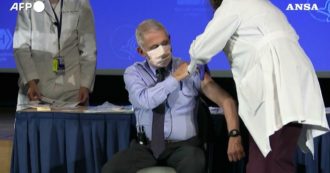 Coronavirus, immunologist from Fauci is vaccinated live on television: the bite, then the thumbs up - Video