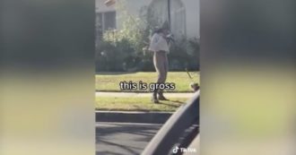 Copertina di Mia Khalifa raccoglie i bisogni del cane con la mascherina, poi se la rimette in viso: il video