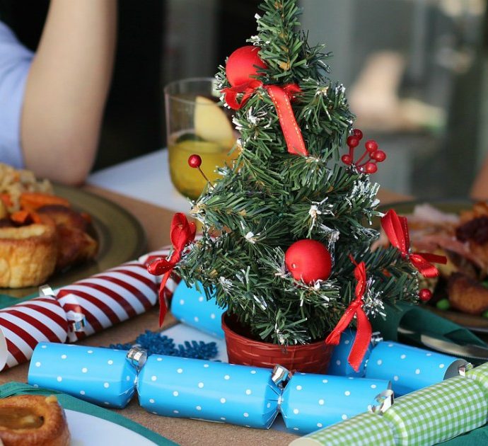 Natale, le regole per pranzi e cene: “Un infetto contagia in media il 30% dei familiari”