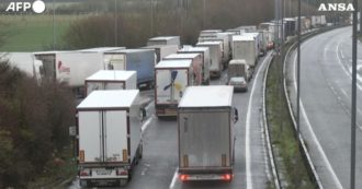 Copertina di Variante Covid, Dover riapre al transito in uscita: colonna di camion in direzione del porto. Accesso consentito solo con test negativo