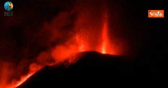 Copertina di L’Etna continua a eruttare: lo spettacolo delle colate di lava in timelapse