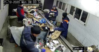 Copertina di Russia, tra i rifiuti del centro di smistamento c’è un gattino: salvato in extremis dagli operai – Video