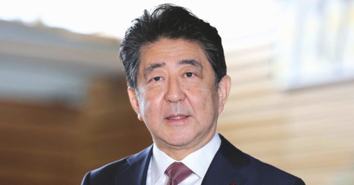 Fondi pubblici e cene: tremano l’ex premier Abe e il delfino Suga
