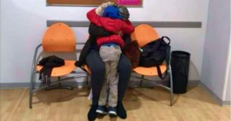 Copertina di Separata dal figlio di 5 anni durante l’imbarco tra i migranti in Tunisia, lo ritrova a Reggio Emilia dopo 8 mesi: l’abbraccio in una foto