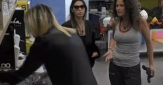 Copertina di Caos al Grande Fratello Vip per una teglia da cucina: “Psicopatica” “La uccido, non me ne frega un caz*o”