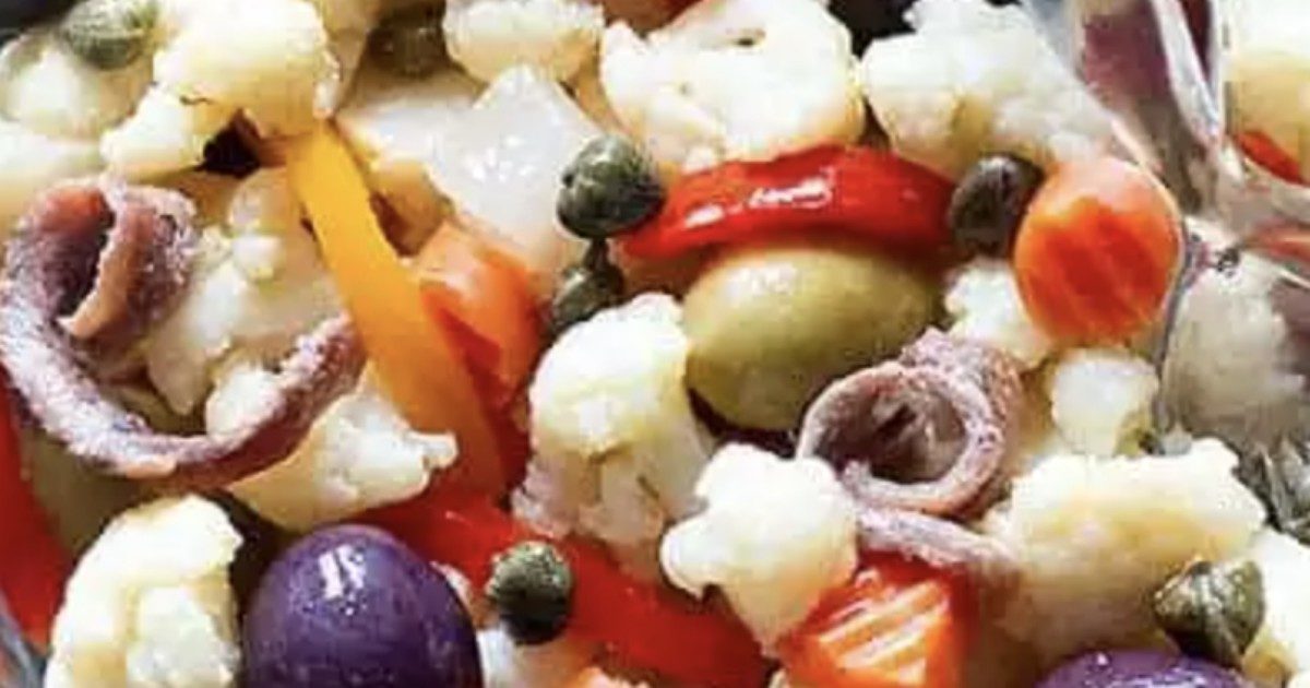 Il mistero dell’insalata di rinforzo: cos’è e perché è il piatto più cercato su Google la Vigilia di Natale