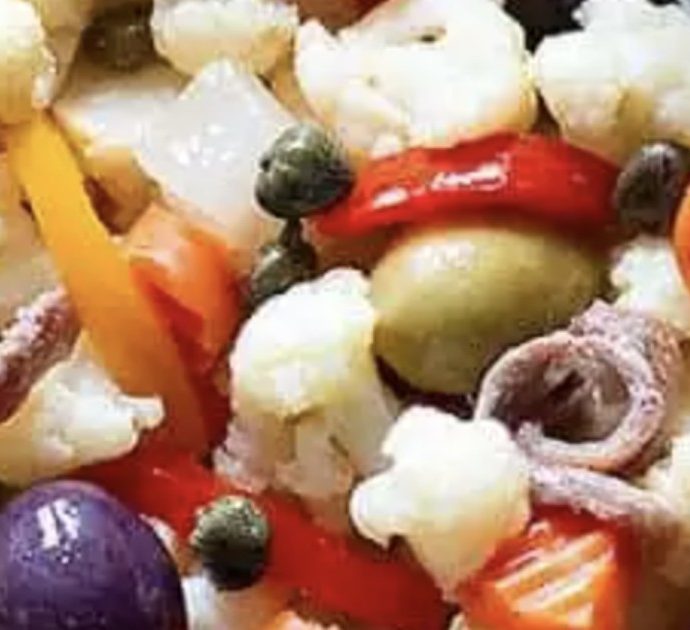 Il mistero dell’insalata di rinforzo: cos’è e perché è il piatto più cercato su Google la Vigilia di Natale