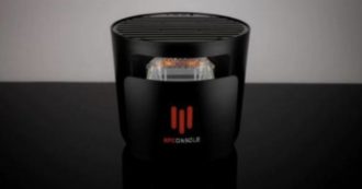 Copertina di Non è uno scherzo: arriva la console per videogame che tiene anche il pollo caldo