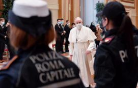 Copertina di Papa Francesco non celebrerà la messa di domenica a causa di un nuovo attacco di sciatalgia. Il pontefice reciterà l’Angelus