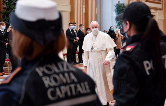 Papa Francesco non celebrerà la messa di domenica a causa di un nuovo attacco di sciatalgia. Il pontefice reciterà l’Angelus
