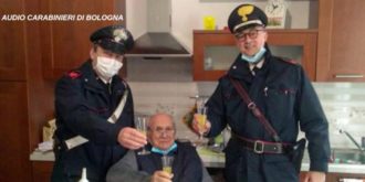 Copertina di Natale, 94enne solo in casa chiama i carabinieri: “Mandate un militare per un brindisi, 10 minuti…”. Il gesto dell’Arma è commovente – Audio