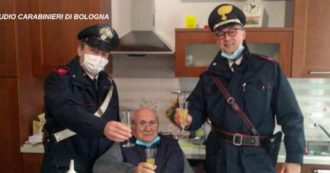 Copertina di Natale, 94enne solo in casa chiama i carabinieri: “Mandate un militare per un brindisi, 10 minuti…”. Il gesto dell’Arma è commovente – Audio