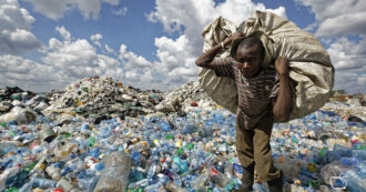 Copertina di I leader del mondo non vogliono fermare l’invasione della plastica: negoziati verso il fallimento, tra lo stop Usa e 200 lobby al tavolo