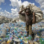 Copertina di I leader del mondo non vogliono fermare l’invasione della plastica: negoziati verso il fallimento, tra lo stop Usa e 200 lobby al tavolo