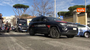 Copertina di Vaccino Covid, le prime fiale arrivano allo Spallanzani di Roma scortate dai carabinieri: video