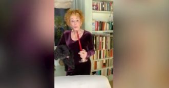 Copertina di Ornella Vanoni soffia, soffia, ma la candela non si spegne: la scena è esilarante – VIDEO