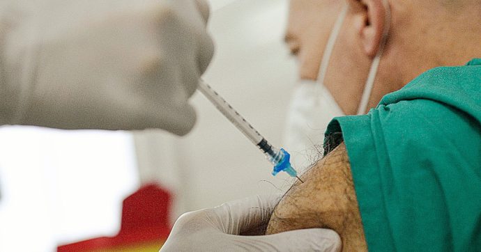 Vaccino anti Covid, Aifa dà via libera a ottenere sei (e non cinque) dosi da ogni fiala Pfizer: così l’Italia ne avrà 32 milioni anziché 27