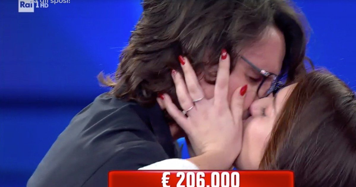 Affari Tuoi (Viva gli sposi!), una coppia di Brindisi vince 200mila euro e lei confessa: “Sono gelosa di Diletta Leotta”