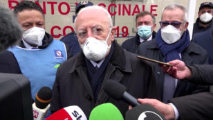 Copertina di Vaccino anti Covid, De Luca critica il risalto dato alla giornata simbolica: “Sembrava lo sbarco in Normandia”