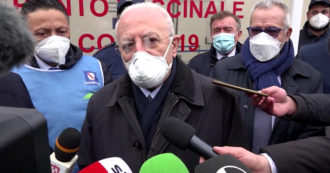 Copertina di Vaccino anti Covid, De Luca critica il risalto dato alla giornata simbolica: “Sembrava lo sbarco in Normandia”