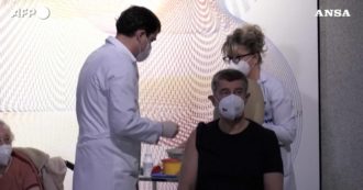 Vaccino anti Covid, in Repubblica Ceca il primo a ricevere la dose è il premier Andrej Babis – Video