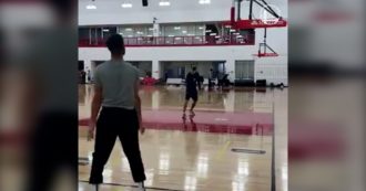 Copertina di L’allenamento da record del giocatore Nba Stephen Curry: a segno 105 tiri da tre di fila in 5 minuti. La performance è impressionante – Video