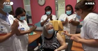 Copertina di Vaccino anti Covid, in Francia la prima persona a ricevere la dose è una donna di 78 anni: l’applauso degli infermieri. Video