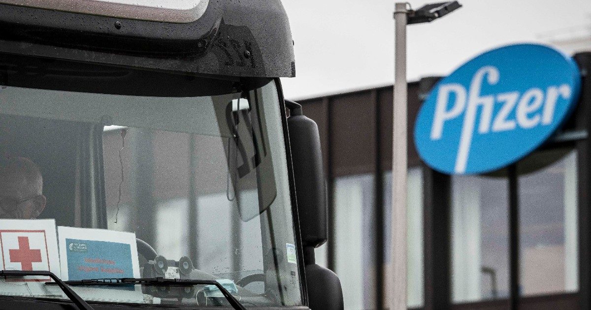 Vaccino anti Covid, consegne di Pfizer a Piemonte e Liguria slittano di un giorno causa neve. “Possibili ritardi su tutto il carico per l’Italia”. Arcuri rassicura