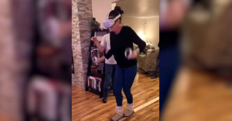 Copertina di La zia prova la realtà virtuale, ma il gioco finisce in modo disastroso. E a farne le spese è l’albero di Natale – Video