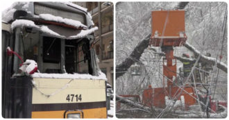 Milano, alberi crollano e colpiscono un tram: ferita una donna da un traliccio – Video