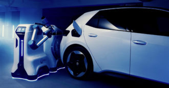 Copertina di Volkswagen, ecco il robot mobile che ricarica le auto elettriche – VIDEO