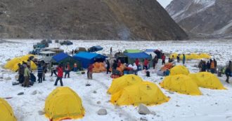 Parte la scalata al K2. Ai piedi della montagna un maxi affollamento di alpinisti, guide e portatori