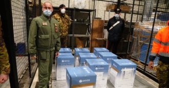 Copertina di Vaccino anti-Covid, i prefetti organizzano la sorveglianza e le scorte per i trasferimenti delle fiale. Difesa userà 11 aerei e 73 elicotteri