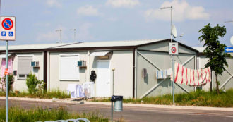 Copertina di Bambini della primaria fanno lezione nei container da oltre un anno. Il sindaco di Anguillara (Roma): “Situazione inaccettabile”