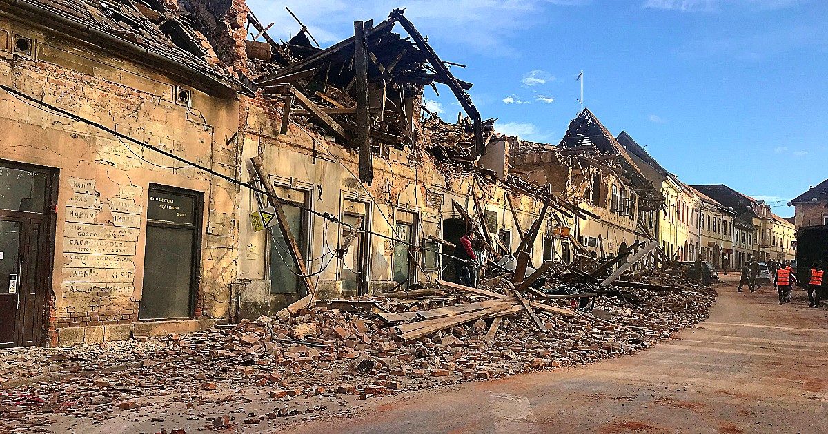 Terremoto in Croazia, scossa di magnitudo 6.4. Distrutto il centro di Petrinja, crollati l’ospedale e un asilo: “Almeno 7 morti, anche bambina di 12 anni”. Almeno 20 feriti, sei sono gravi – la diretta