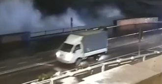 Copertina di Maltempo a Napoli, violenta mareggiata sul lungomare Caracciolo: l’acqua invade le strade. I video