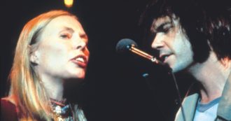 Copertina di Joni Mitchell “com’era”. Quelle ballate folk registrate in casa e la gavetta nei club