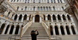 Copertina di Musei civici di Venezia prolungano la chiusura al 1 aprile. In cassa integrazione 390 lavoratori. Sindacati: “Grave e incomprensibile”