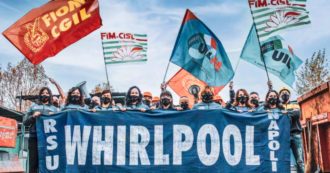 Copertina di I lavoratori Whirlpool Napoli ad aprile saranno licenziati. Presentato il loro calendario 2021: i proventi a un fondo per aiutarli