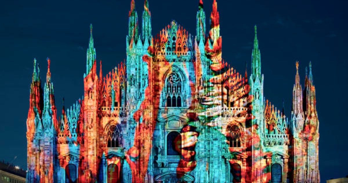 Capodanno, Milano si illumina di “Pensieri”: i messaggi dei cittadini proiettati sul Duomo. Ecco come funziona
