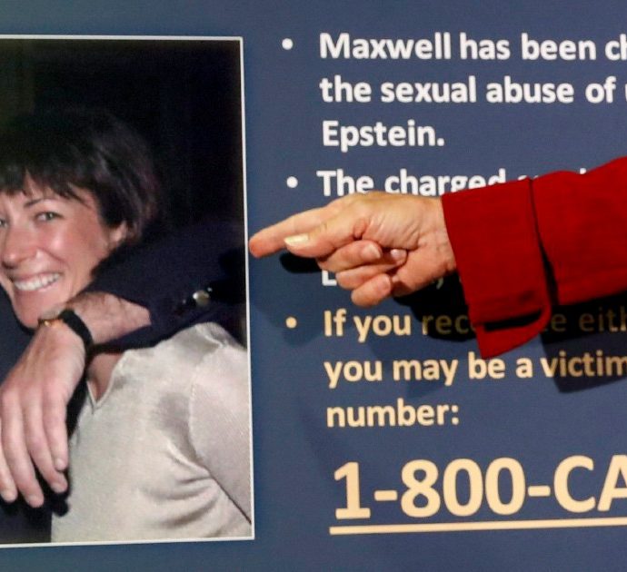 “Jeffrey Epstein e Ghislaine Maxwell mi hanno violentata davanti a mio figlio. Poi un intervento per ‘recuperare’ la verginità”