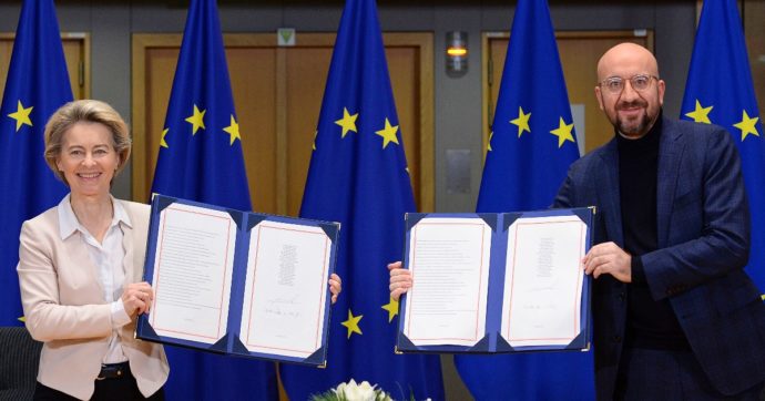 Brexit, von der Leyen e Michel firmano accordo con il Regno: “Futuro si fa in Europa”. In giornata atteso il via libera di Londra