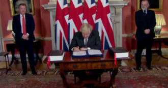 Copertina di Brexit, Johnson firma l’accordo commerciale tra Regno Unito e Unione europea: “Ottimo affare per noi e i nostri amici”
