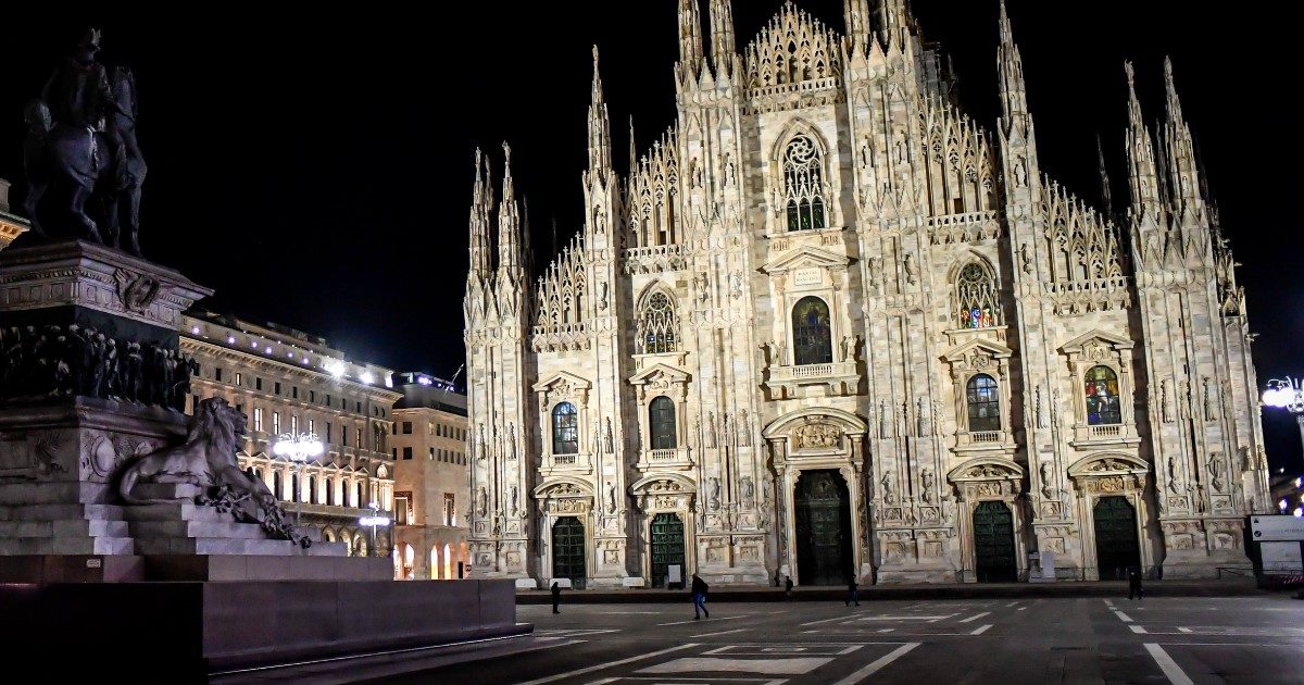 Climber scala la guglia maggiore del Duomo di Milano per girare un video con la Madonnina: denunciato